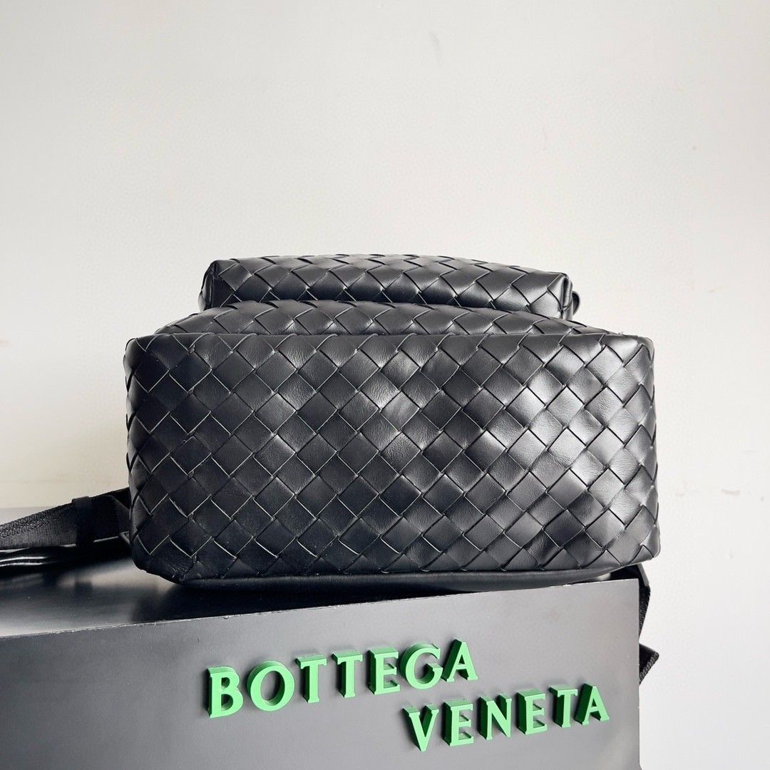 Bottega Veneta Medium Backpack In Black Intrecciato Calfskin 598