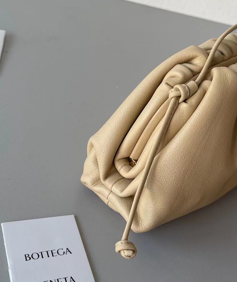 Bottega Veneta Mini Pouch In Beige Calfskin 703