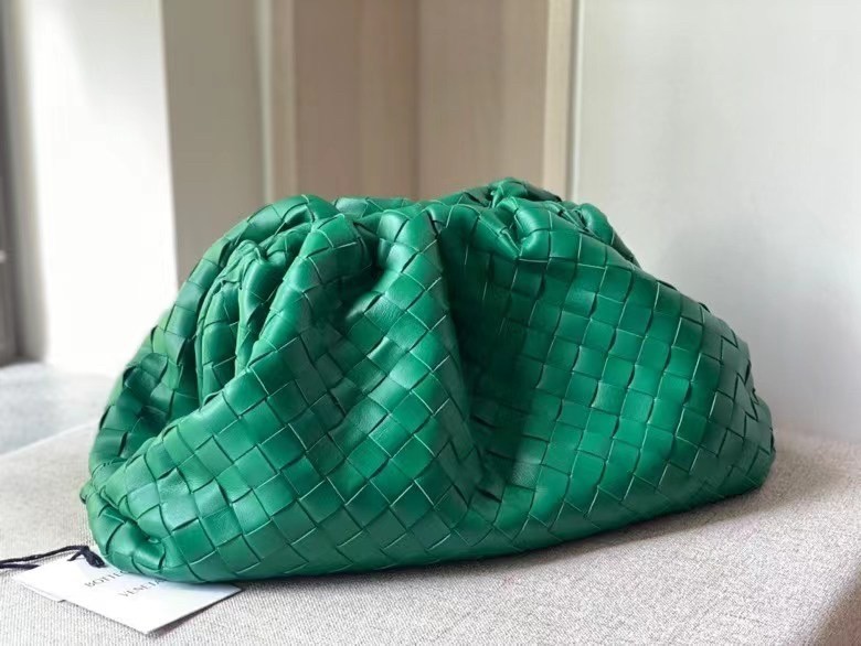 Bottega Veneta Large Pouch Clutch In Green Intrecciato Lambskin 860