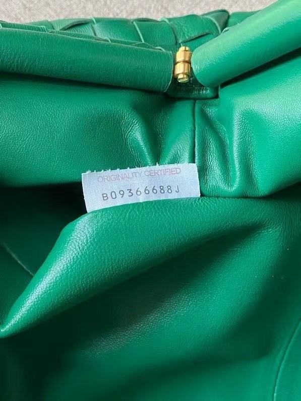 Bottega Veneta Large Pouch Clutch In Green Intrecciato Lambskin 860