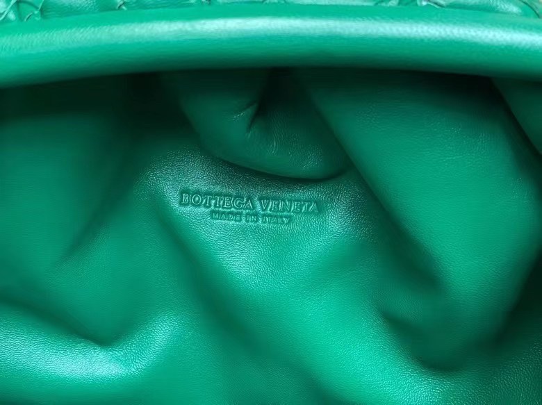 Bottega Veneta Large Pouch Clutch In Green Intrecciato Lambskin 860