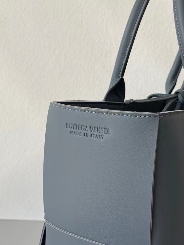 Bottega Veneta Arco Medium Tote In Thunder Intrecciato Lambskin 216