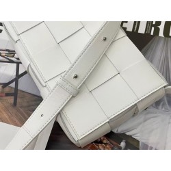 Bottega Veneta Cassett Bag In White Intrecciato Lambskin 679