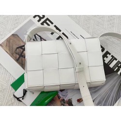 Bottega Veneta Cassett Bag In White Intrecciato Lambskin 679