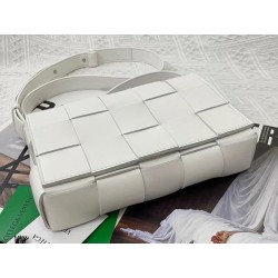 Bottega Veneta Cassett Bag In White Intrecciato Lambskin 679