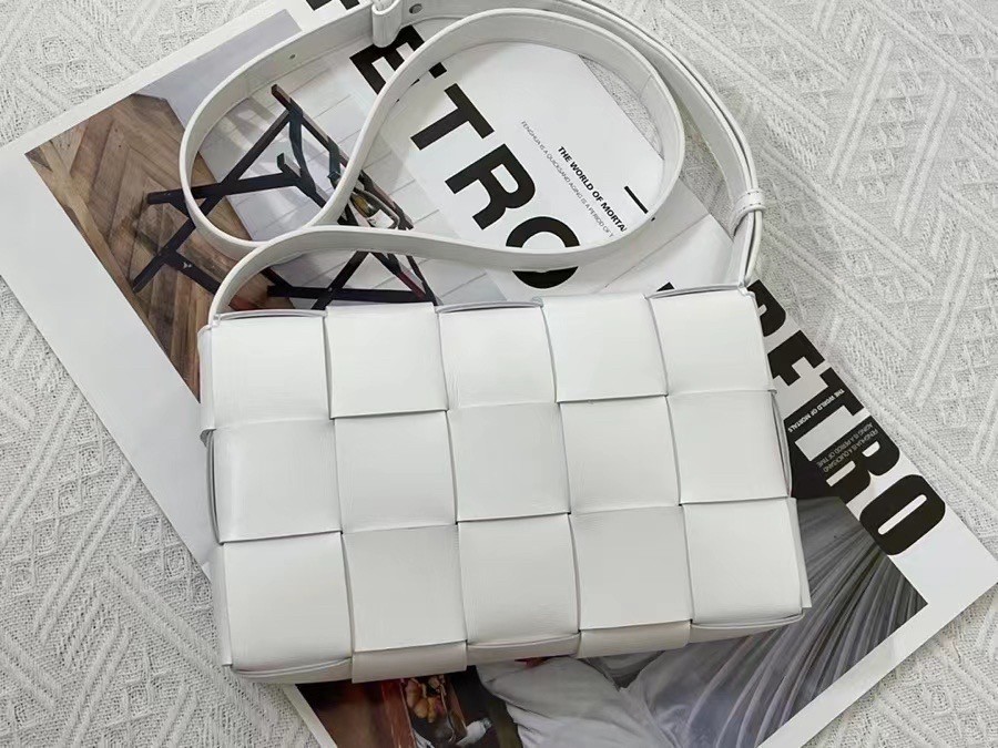 Bottega Veneta Cassett Bag In White Intrecciato Lambskin 679