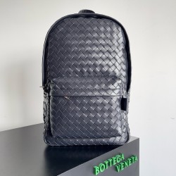 Bottega Veneta Medium Backpack In Dark Blue Intrecciato Calfskin 938