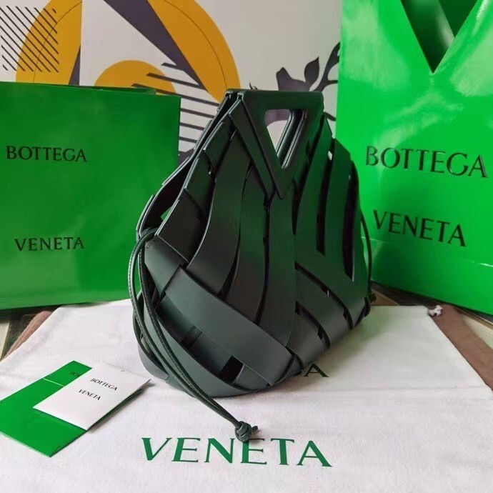 Bottega Veneta Medium Point Bag In Green Intrecciato Leather  600