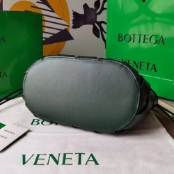 Bottega Veneta Medium Point Bag In Green Intrecciato Leather  600