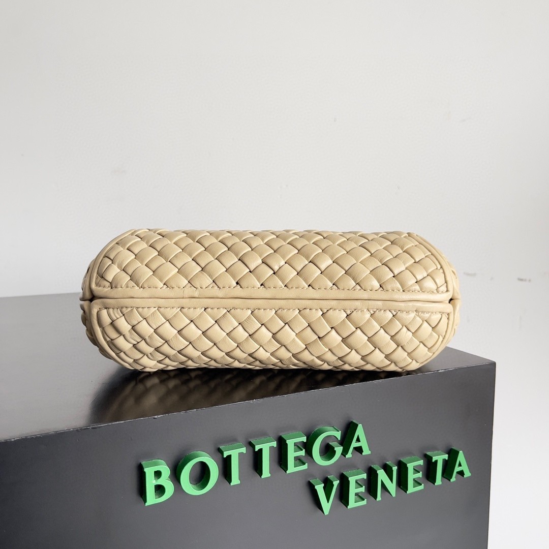 Bottega Veneta Clicker Small Bag in Porridge Intrecciato Lambskin 632