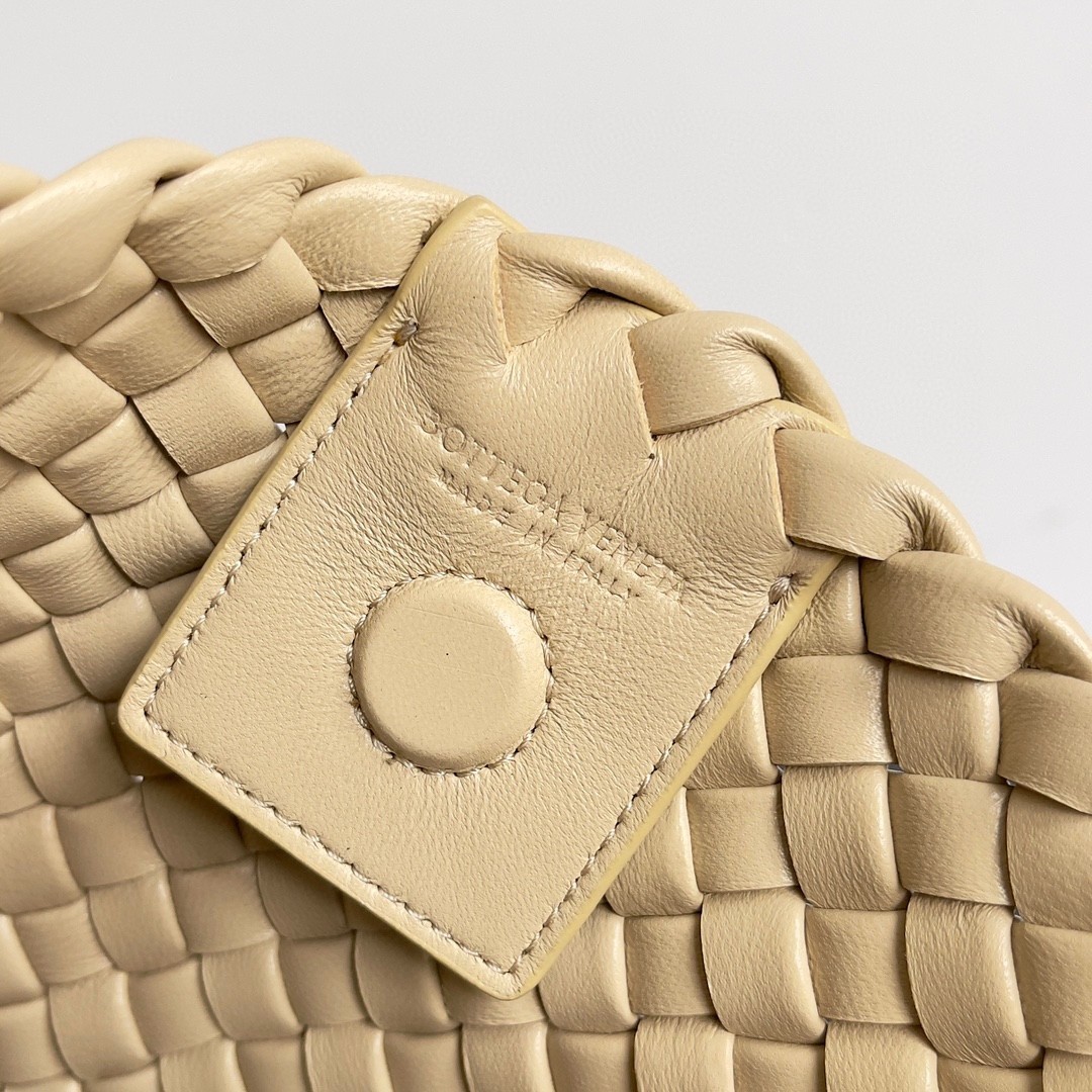 Bottega Veneta Clicker Small Bag in Porridge Intrecciato Lambskin 632