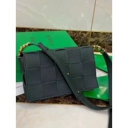 Bottega Veneta Cassette Bag In Green Grained Leather 981