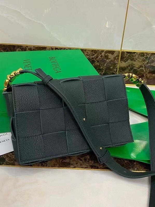 Bottega Veneta Cassette Bag In Green Grained Leather 981