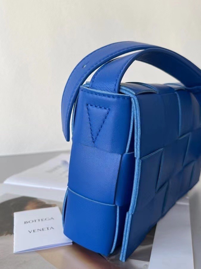 Bottega Veneta Cassett Bag In Blue Intrecciato Lambskin 037