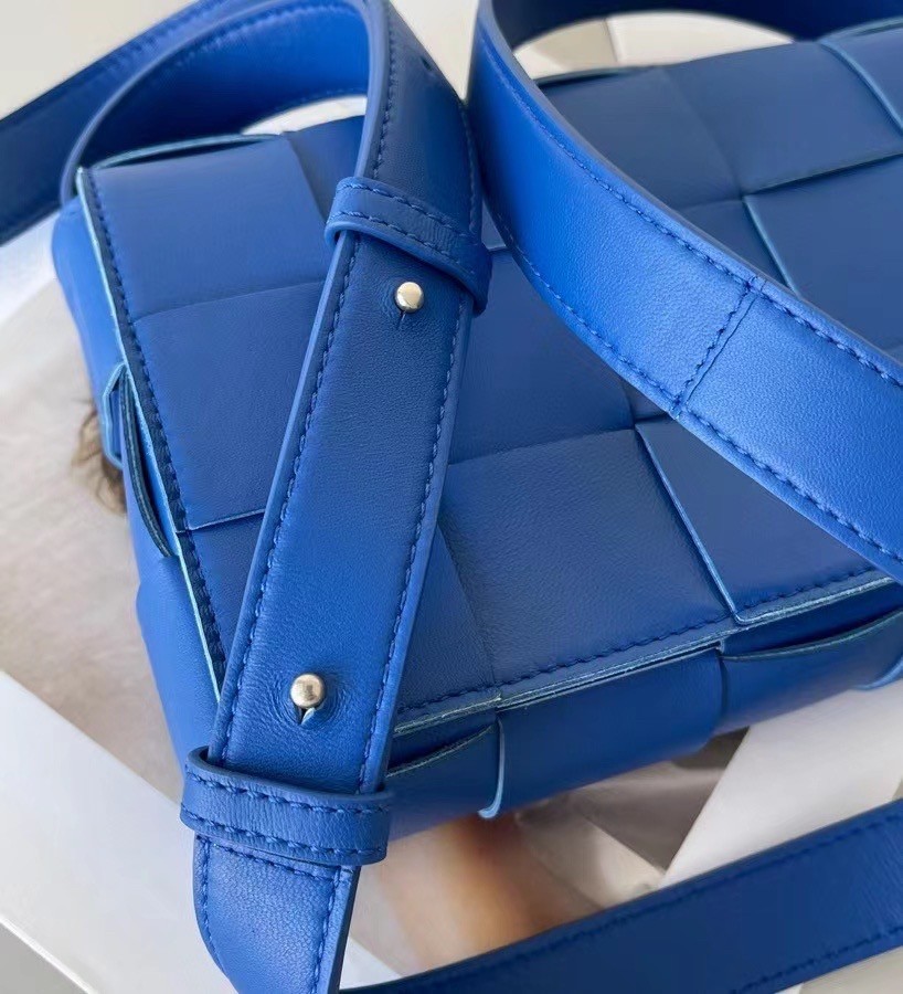 Bottega Veneta Cassett Bag In Blue Intrecciato Lambskin 037