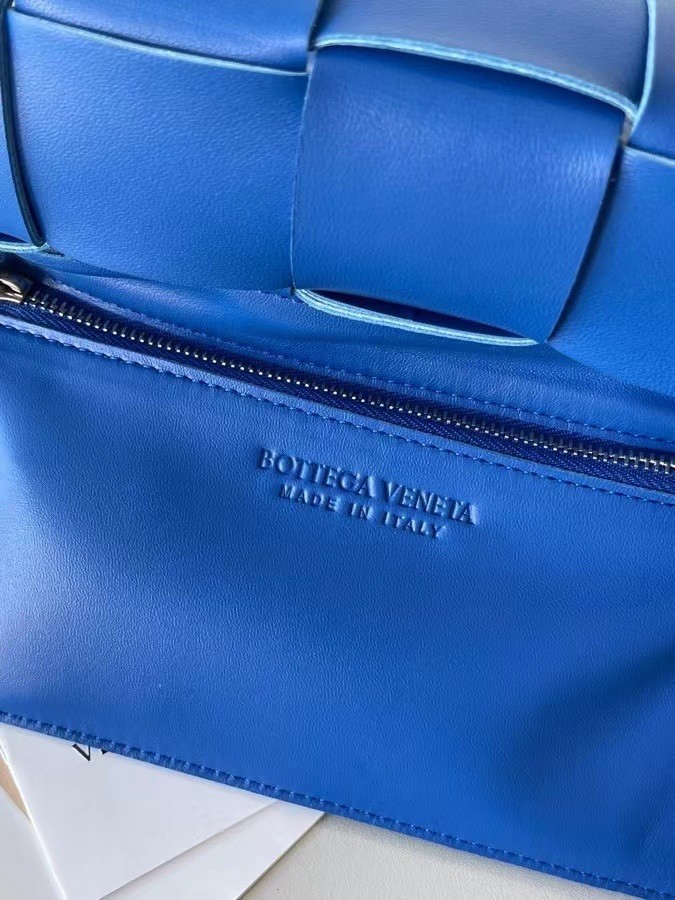 Bottega Veneta Cassett Bag In Blue Intrecciato Lambskin 037