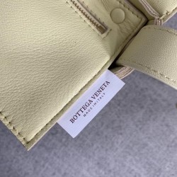 Bottega Veneta Cassette Bag In Cream Lambskin 273