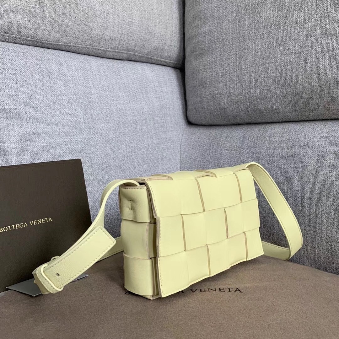 Bottega Veneta Cassette Bag In Cream Lambskin 273