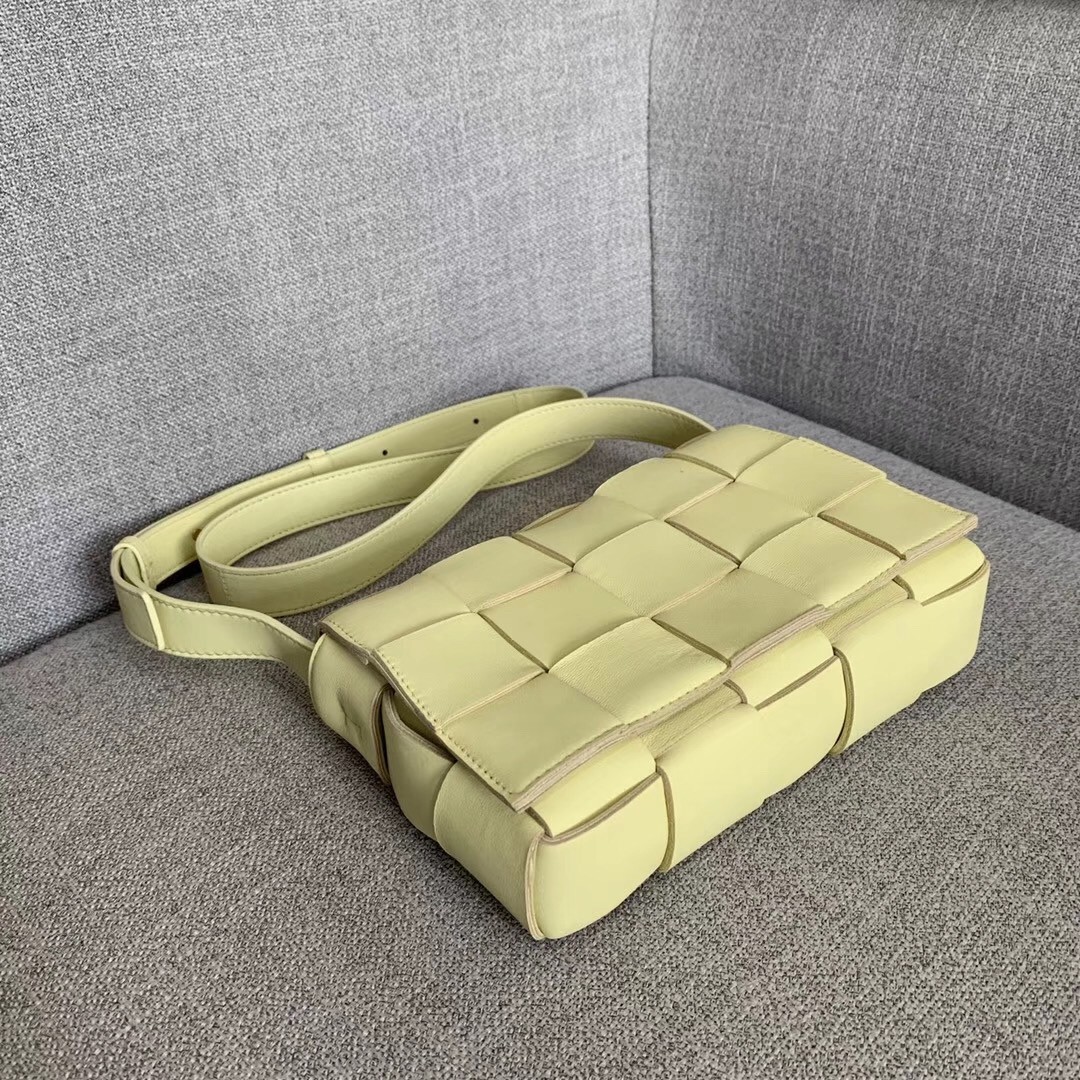 Bottega Veneta Cassette Bag In Cream Lambskin 273