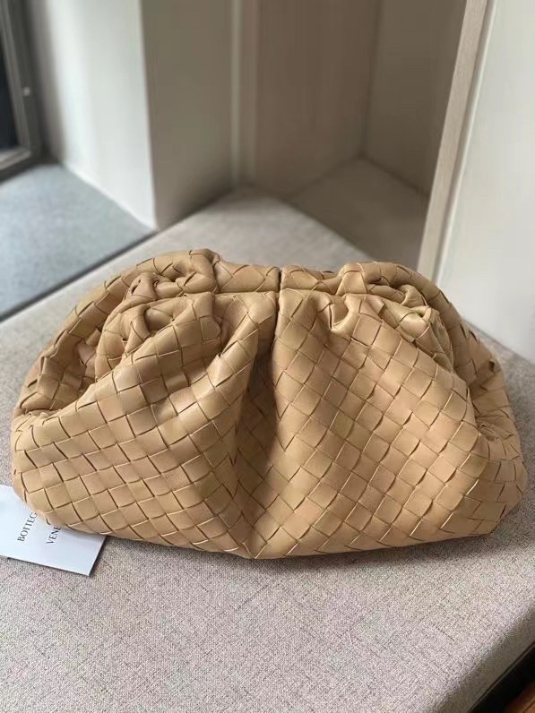 Bottega Veneta Large Pouch Clutch In Beige Intrecciato Lambskin 080