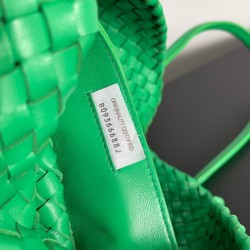 Bottega Veneta Cabat Medium Bag In Green Intrecciato Lambskin 810