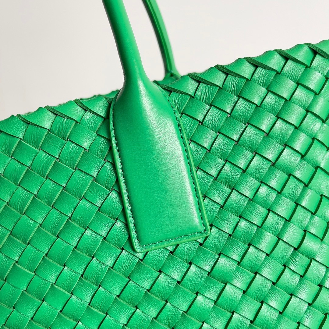 Bottega Veneta Cabat Medium Bag In Green Intrecciato Lambskin 810