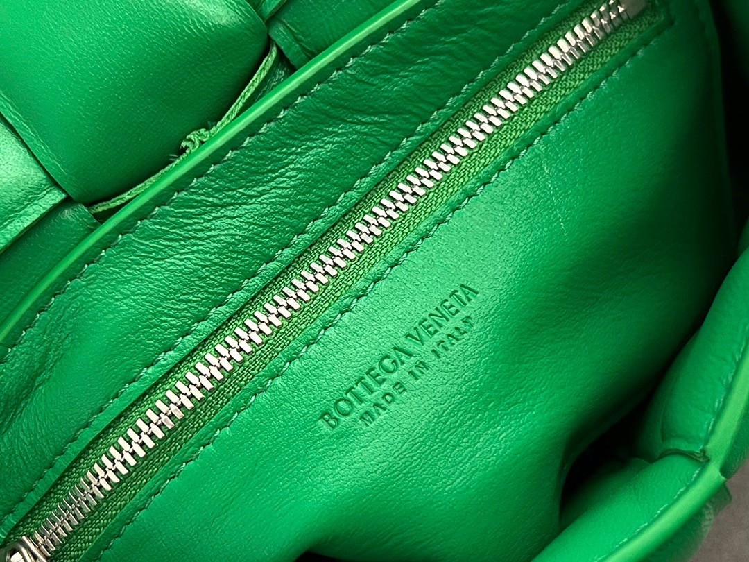 Bottega Veneta Small Padded Cassette Bag In Parakeet Lambskin 574