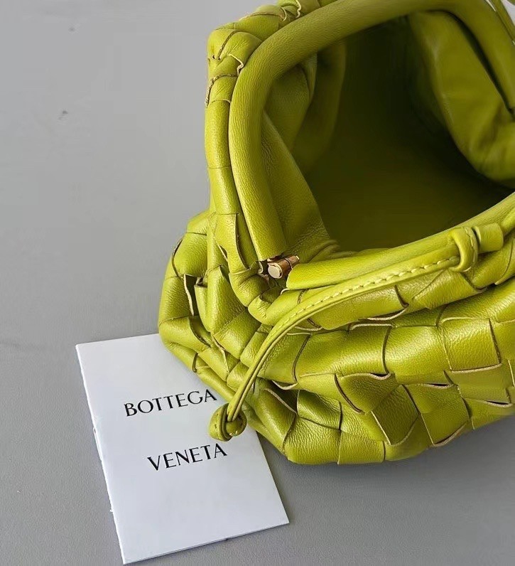 Bottega Veneta Mini Pouch In Kiwi Intrecciato Lambskin 746