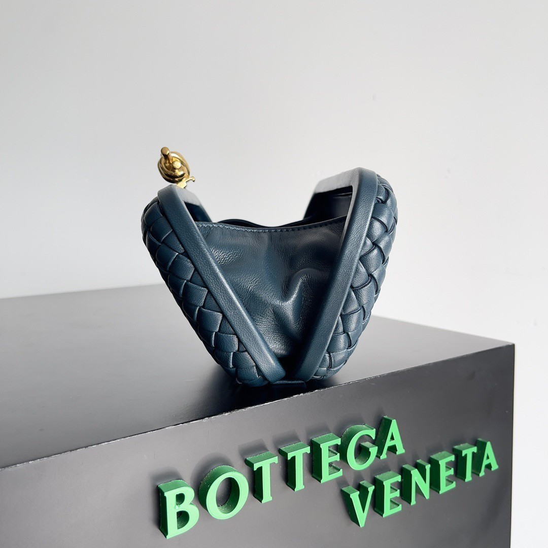 Bottega Veneta Knot Minaudiere Clutch In Space Intrecciato Lambskin 745