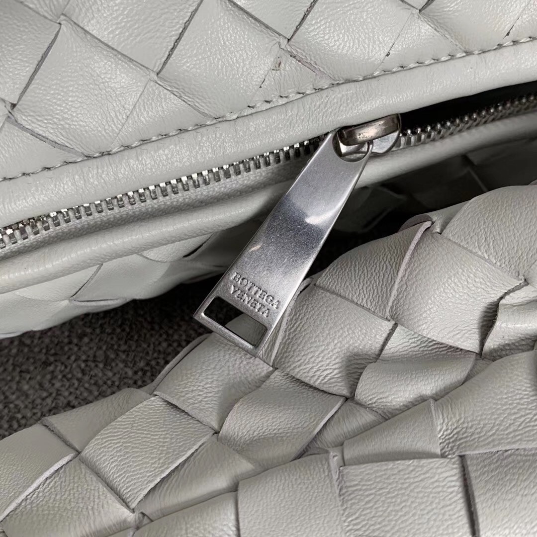 Bottega Veneta Large BV Jodie Bag In White Woven Leather 046