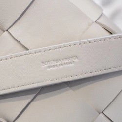 Bottega Veneta Cassette Belt Bag In White Intrecciato Leather 356