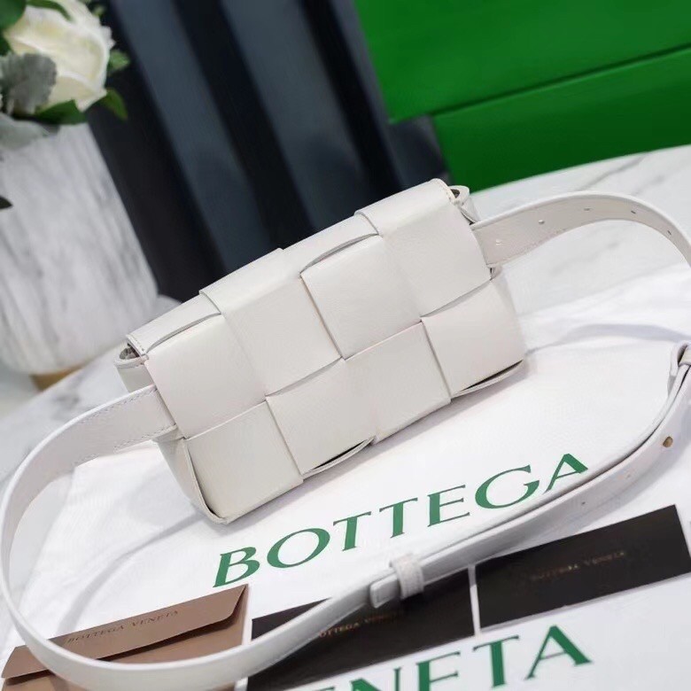 Bottega Veneta Cassette Belt Bag In White Intrecciato Leather 356