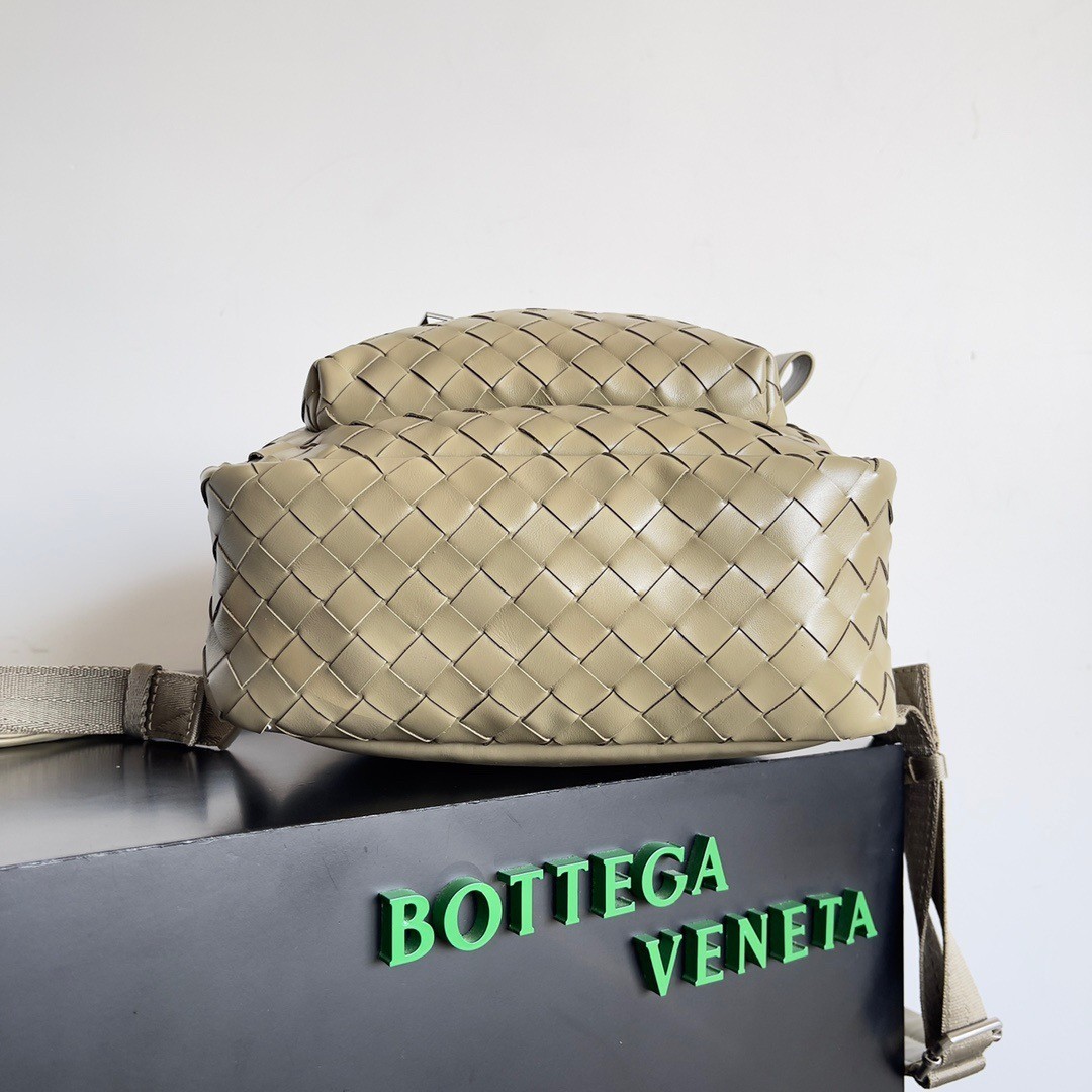 Bottega Veneta Small Backpack In Taupe Intrecciato Calfskin 337