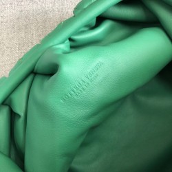 Bottega Veneta The Pouch Clutch In Green Intrecciato Leather 499