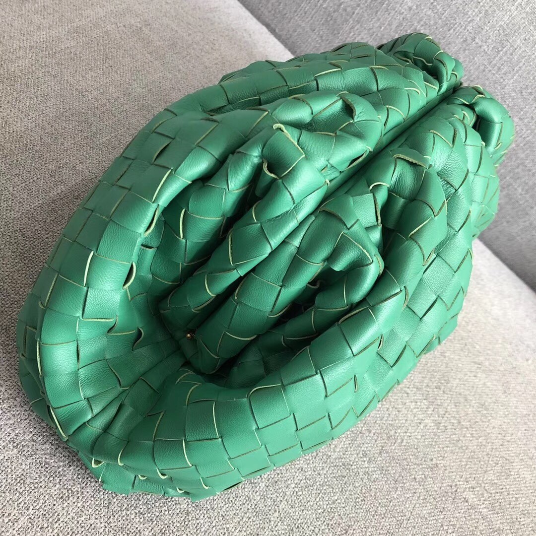 Bottega Veneta The Pouch Clutch In Green Intrecciato Leather 499