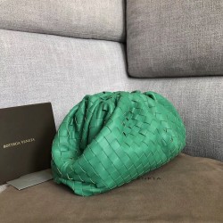Bottega Veneta The Pouch Clutch In Green Intrecciato Leather 499