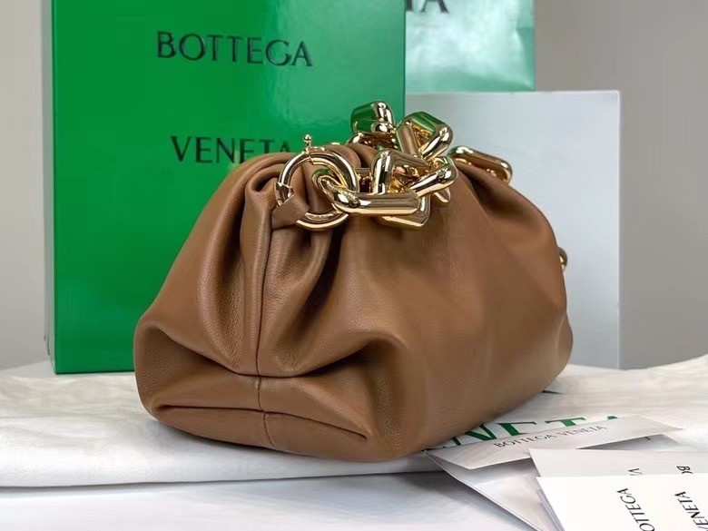 Bottega Veneta The Chain Pouch Bag In Teak Calfskin 833