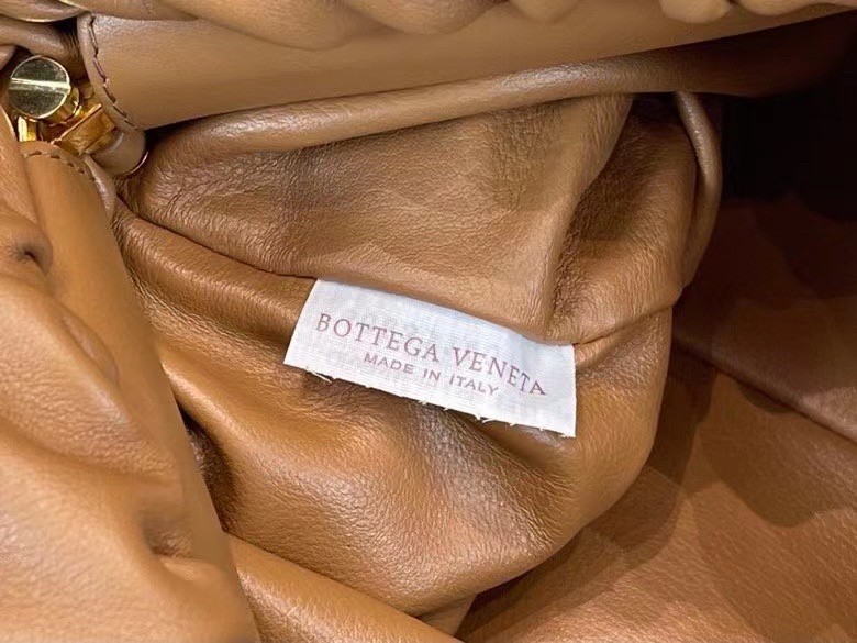 Bottega Veneta The Chain Pouch Bag In Teak Calfskin 833