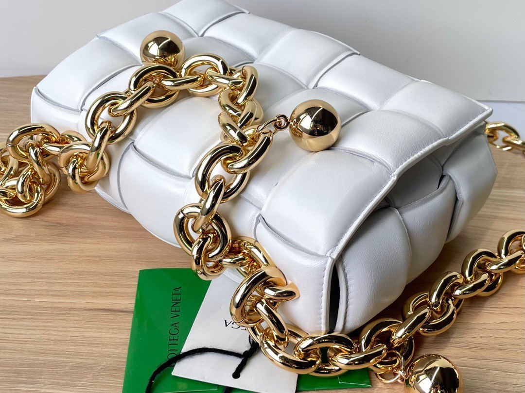 Bottega Veneta Chain Cassette Bag In White Lambskin 546