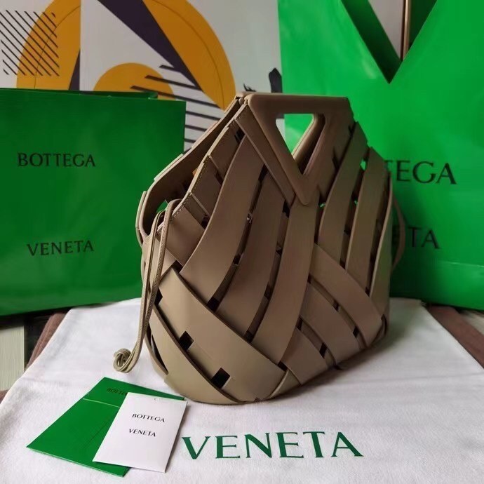 Bottega Veneta Medium Point Bag In Taupe Intrecciato Leather 582