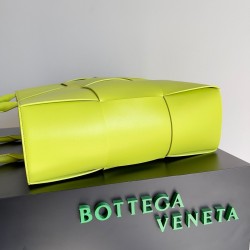 Bottega Veneta Large Arco Tote Bag In Kiwi Intrecciato Calfskin 935