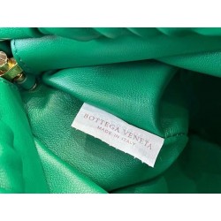 Bottega Veneta The Chain Pouch In Green Calfskin 137