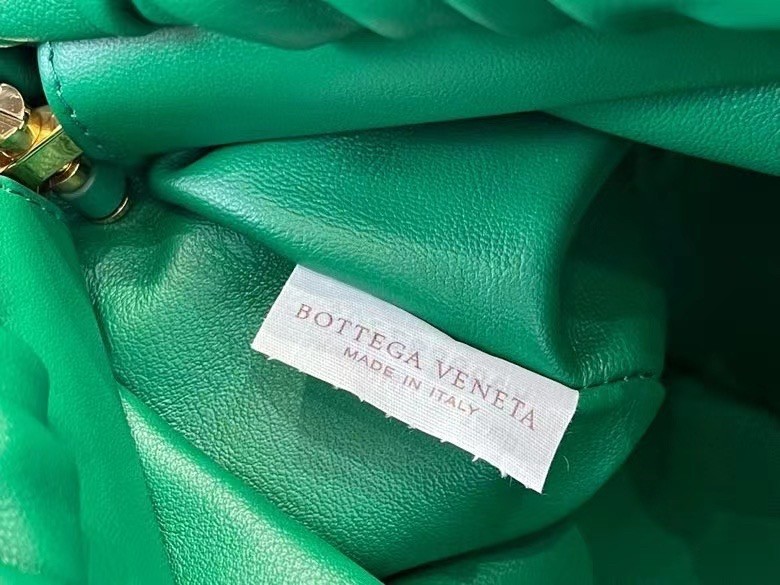 Bottega Veneta The Chain Pouch In Green Calfskin 137