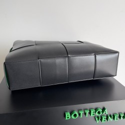 Bottega Veneta Large Arco Tote Bag In Black Intrecciato Calfskin 746