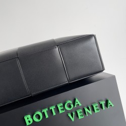 Bottega Veneta Large Arco Tote Bag In Black Intrecciato Calfskin 746