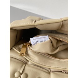 Bottega Veneta Chain Cassette Bag In Porridge Lambskin 814