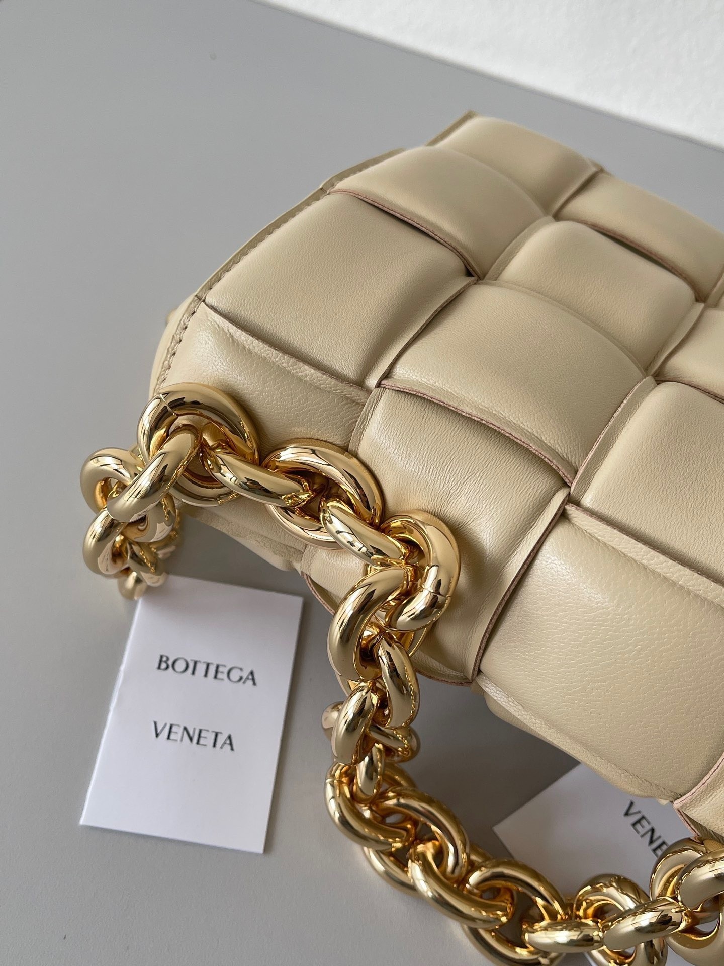 Bottega Veneta Chain Cassette Bag In Porridge Lambskin 814