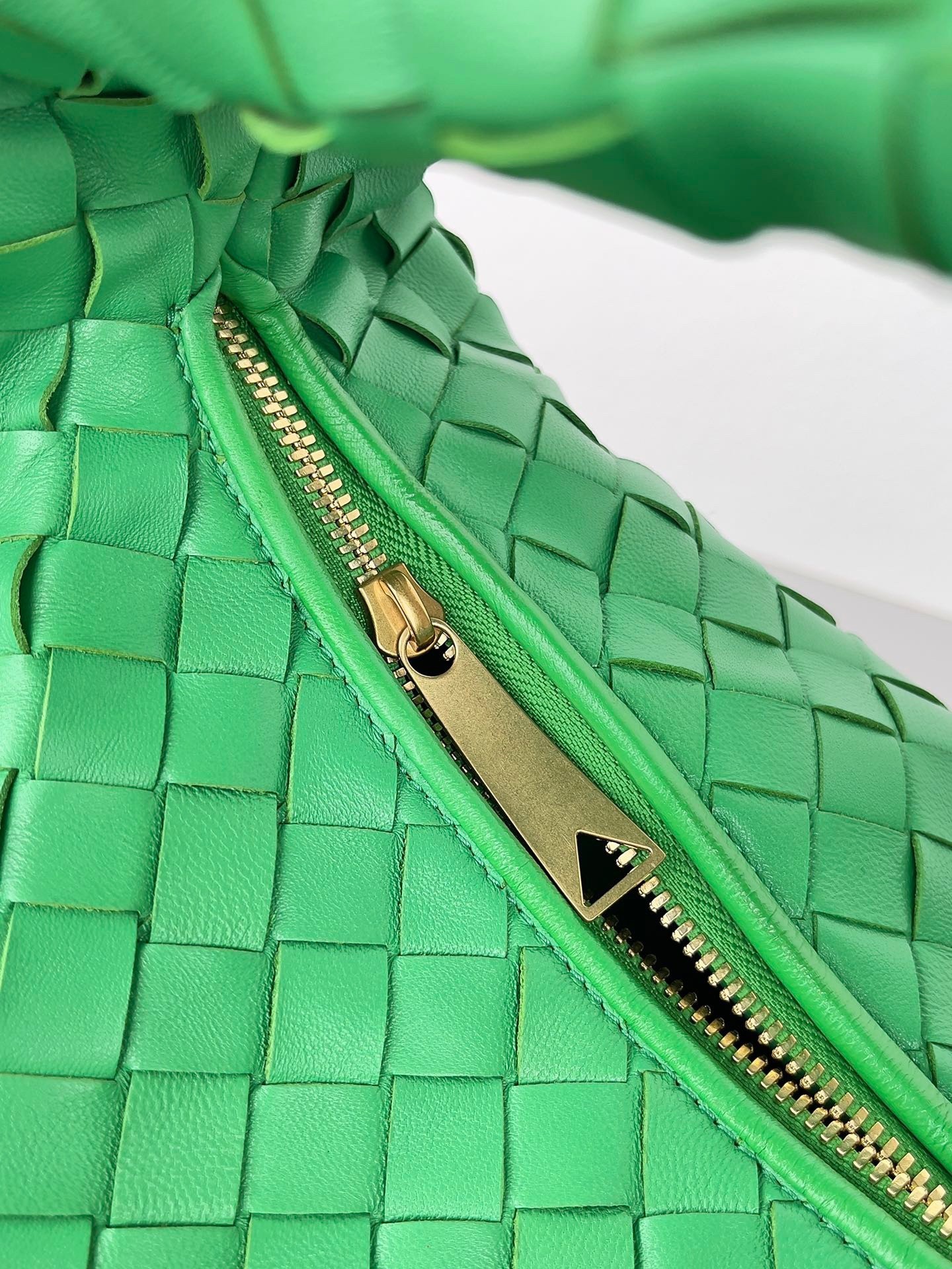 Bottega Veneta BV Jodie Teen Bag In Green Intrecciato Leather 898