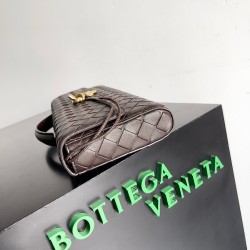 Bottega Veneta Andiamo Clutch with Handle in Fondant Intrecciato Lambskin 728