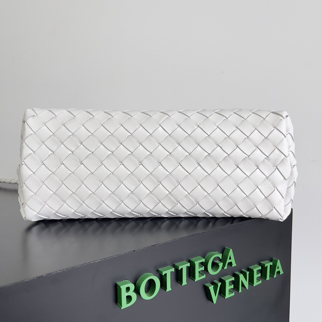 Bottega Veneta Medium Andiamo Bag In White Intrecciato Lambskin 752